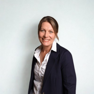 Elizabeth Peters _ White background - Edited Anonymous